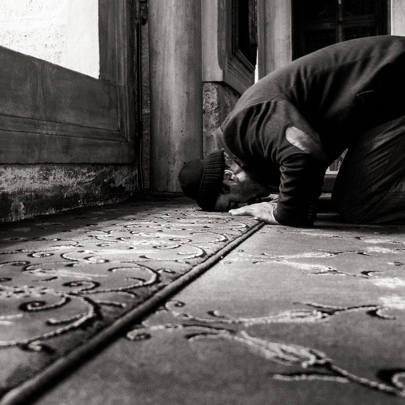A man prostrates to Allah - What Are the Benefits of the Daily Prayers
