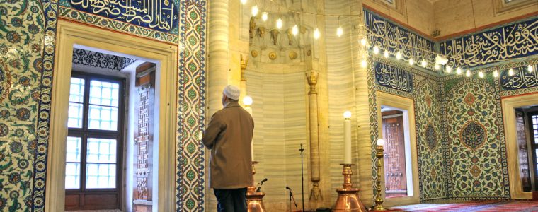 Reciting Surat Al-Fatihah in Prayer: A Must?