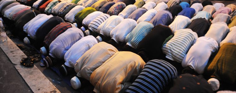 Prolonging Supplication During Sujud in Congregational Prayer: Allowed?