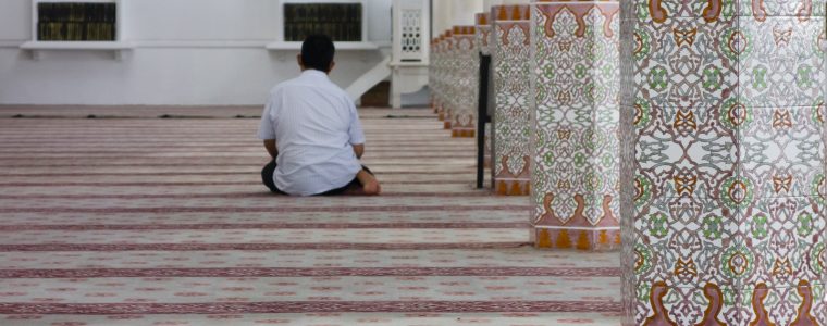 What Should You Do If Your Awrah Is Exposed in Prayer?