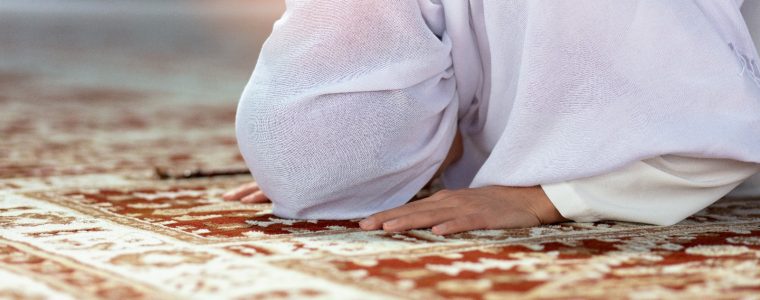 How Should A Woman Offer Prayer After Menses?