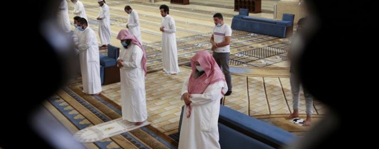 What is the Ruling of Praying in a Medical Mask?