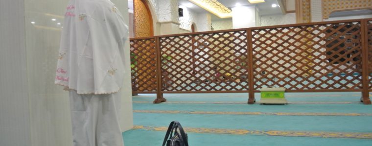 Women Praying behind Men in Masjid without Partitions, Allowable?