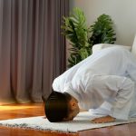 What Should I Do If I Forget the Middle Tashahhud in Zhuhr or Isha?